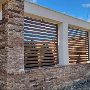 Roppantott barna travertin