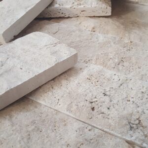 Travertin Light roppantott