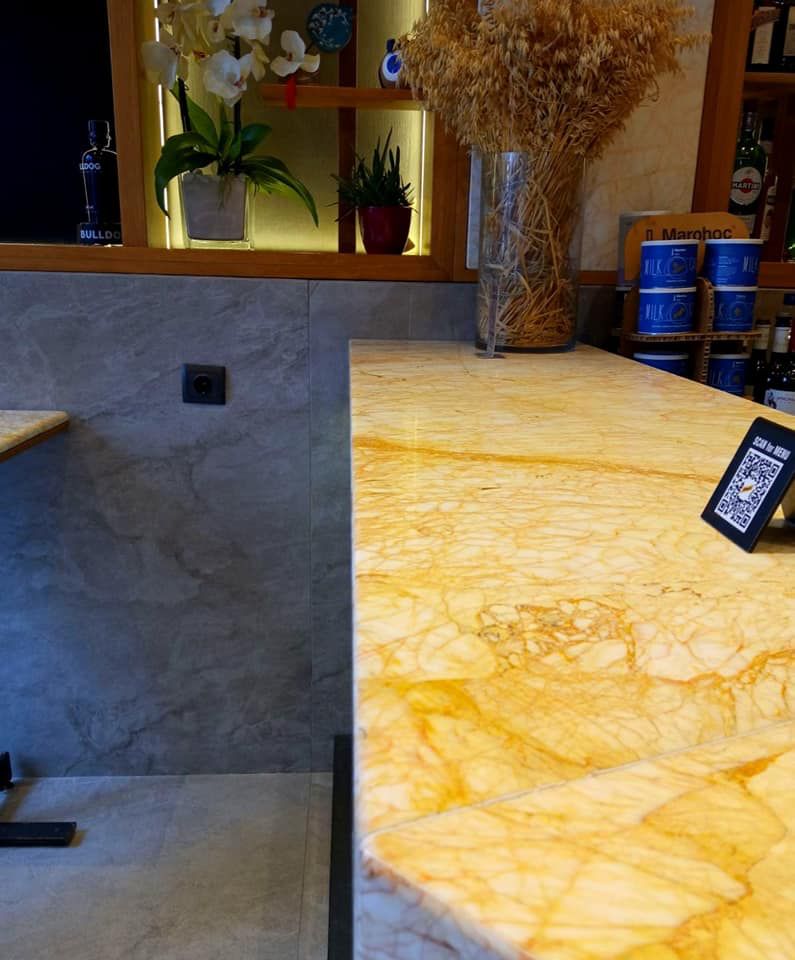 Arany márvány táblák