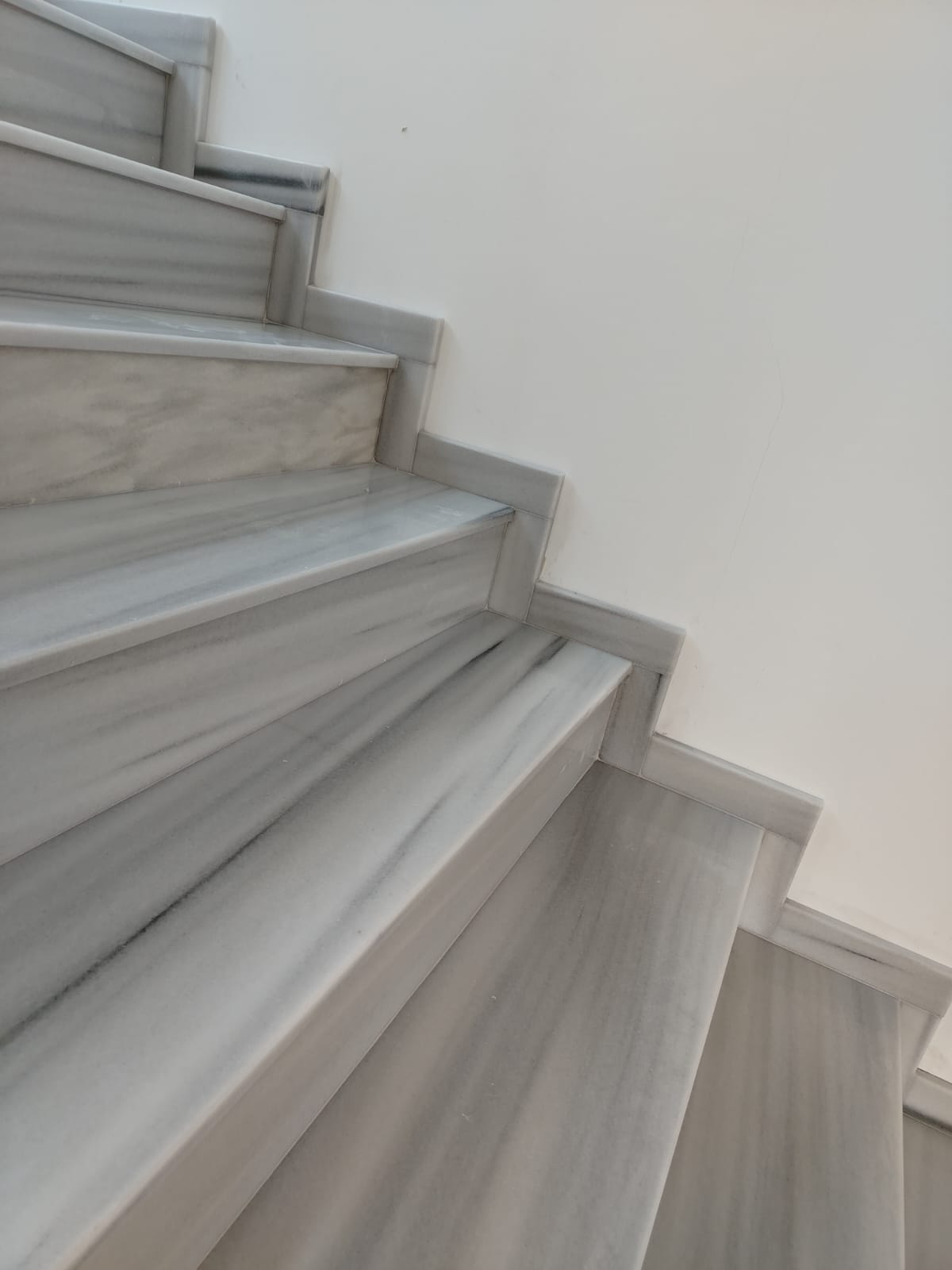 Fehér márvány tábla