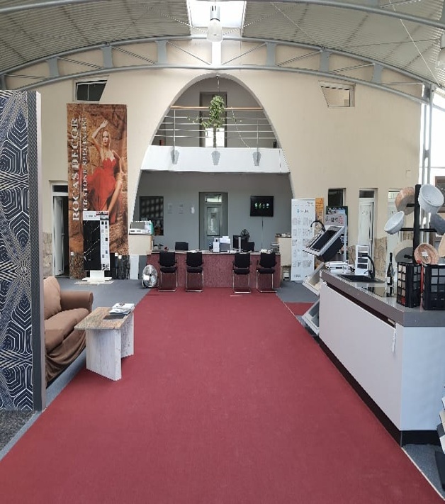 Természetes kő kontakt