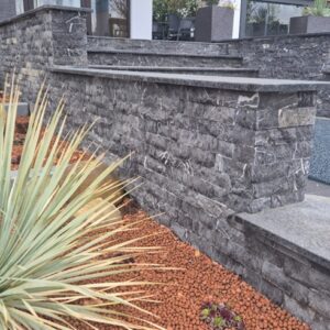 Roppantott fekete travertin