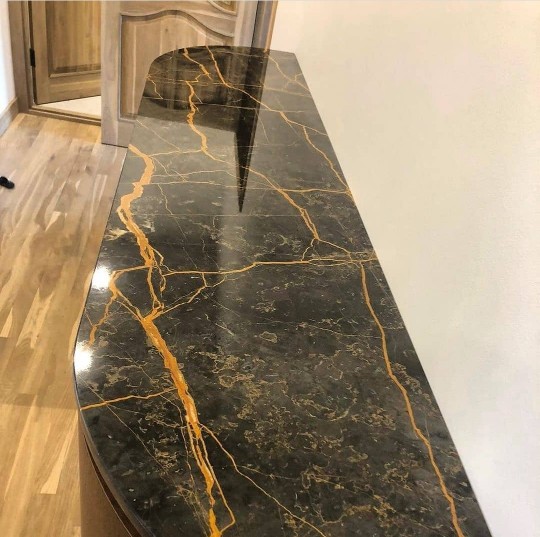 Aranyeres fekete márvány