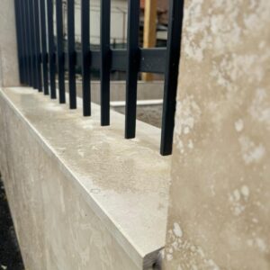 Egyedi Travertin kerítésfedlap